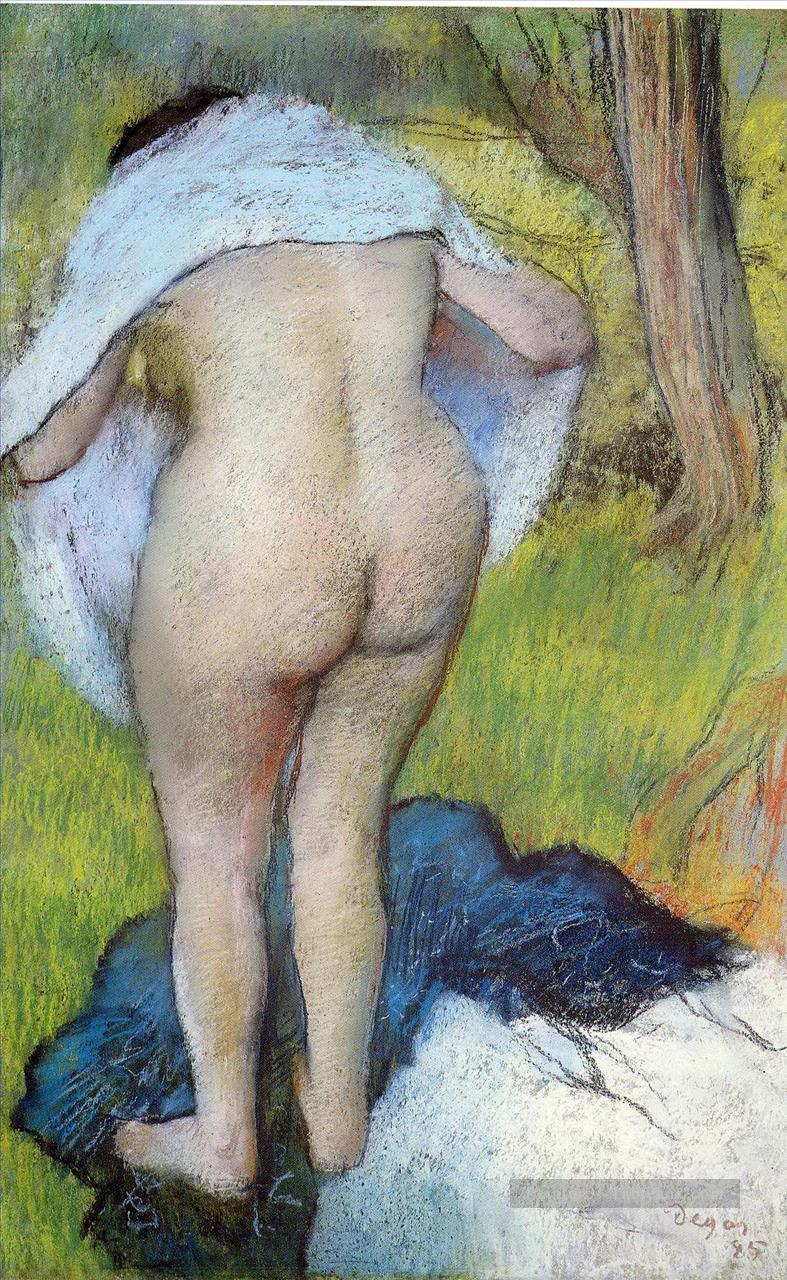 femme nue tirant sur ses vêtements 1885 Edgar Degas Peintures à l'huile